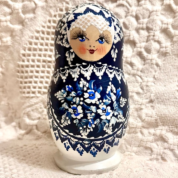 Matryoshka  Russian Nesting Wooden Doll 5 Piece🤚🏽Painted🔵⚪️Signed 6.5 in - Picture 15 of 15